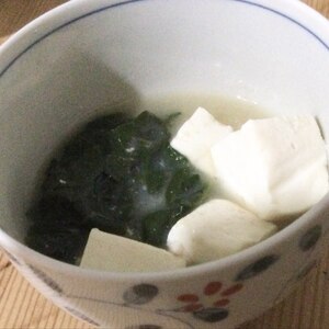 豆腐と葉物野菜のすまし汁